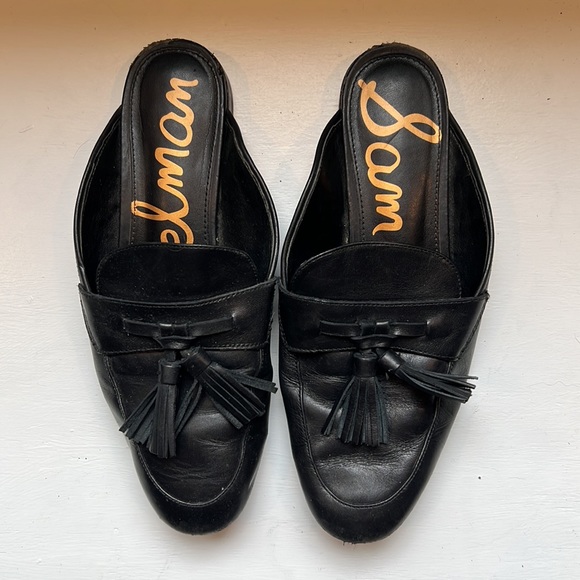 Heavily worn black Sam Eldeman Black Leather loafer mules with tassels - Picture 2 of 5